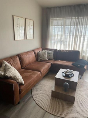 Cosy private home with a jacuzzi on a private deck, close to Airport